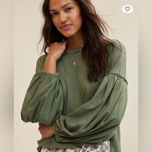 Women’s Aerie Slouchy Balloon Sleeve T-Shirt in Olive Fun, size Large